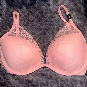 NWT Victoria’s Secret Incredible plunge bra 32DD